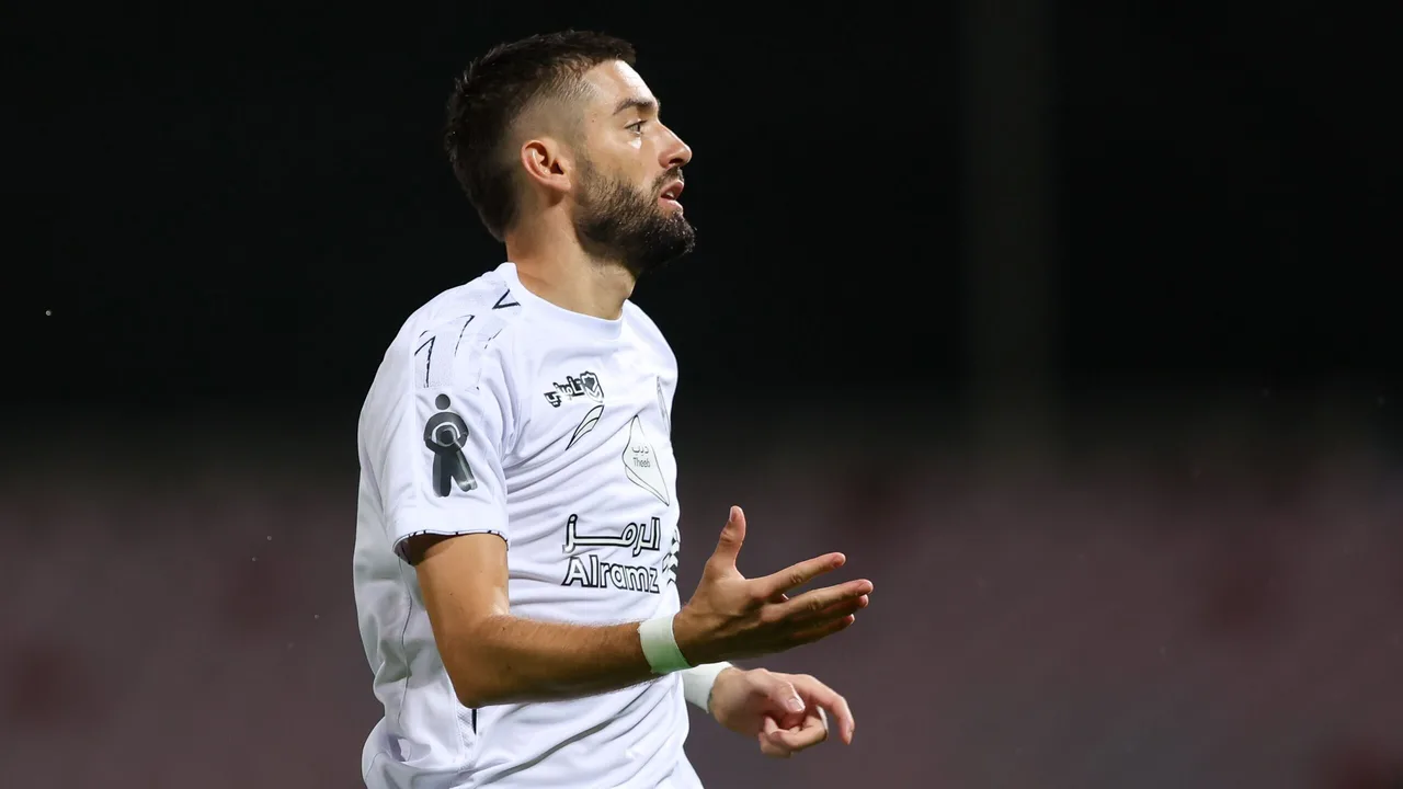 صفقة تبادلية مرتقبة.. الاتحاد يطلب ضم يانيك كاراسكو مقابل 3 لاعبين من فريقه